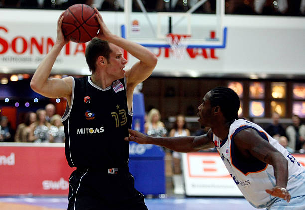 两队继续展 两队继续展