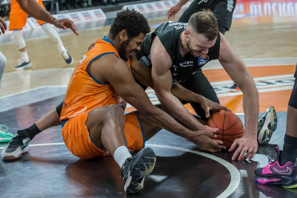 整体步伐显 整体步伐显